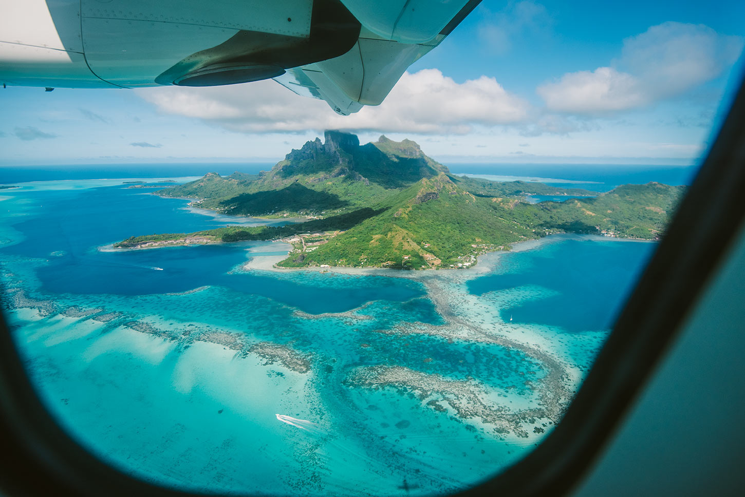 Vue sur Tahiti depuis l'avion