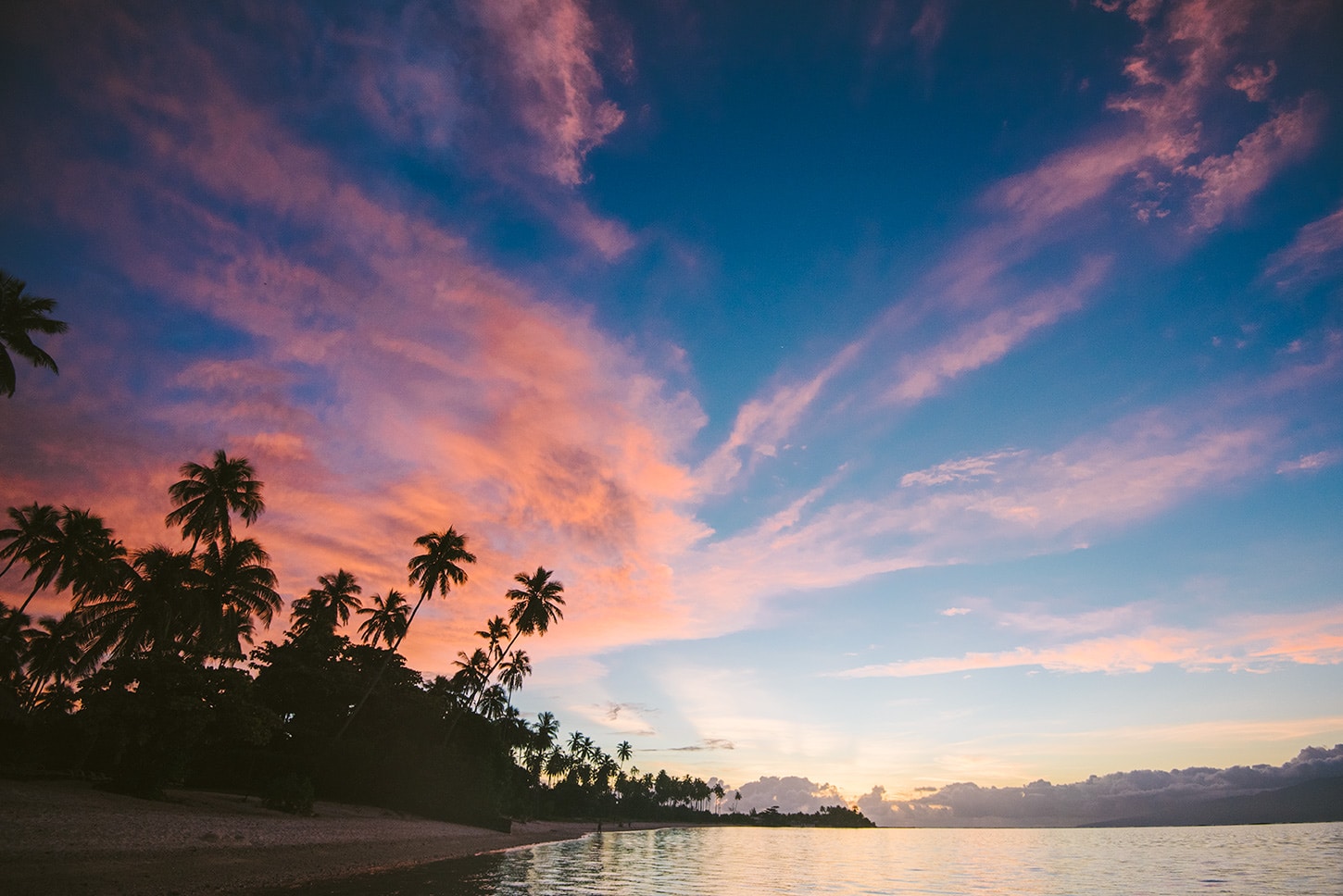 Lever de soleil à Moorea à Tahiti 