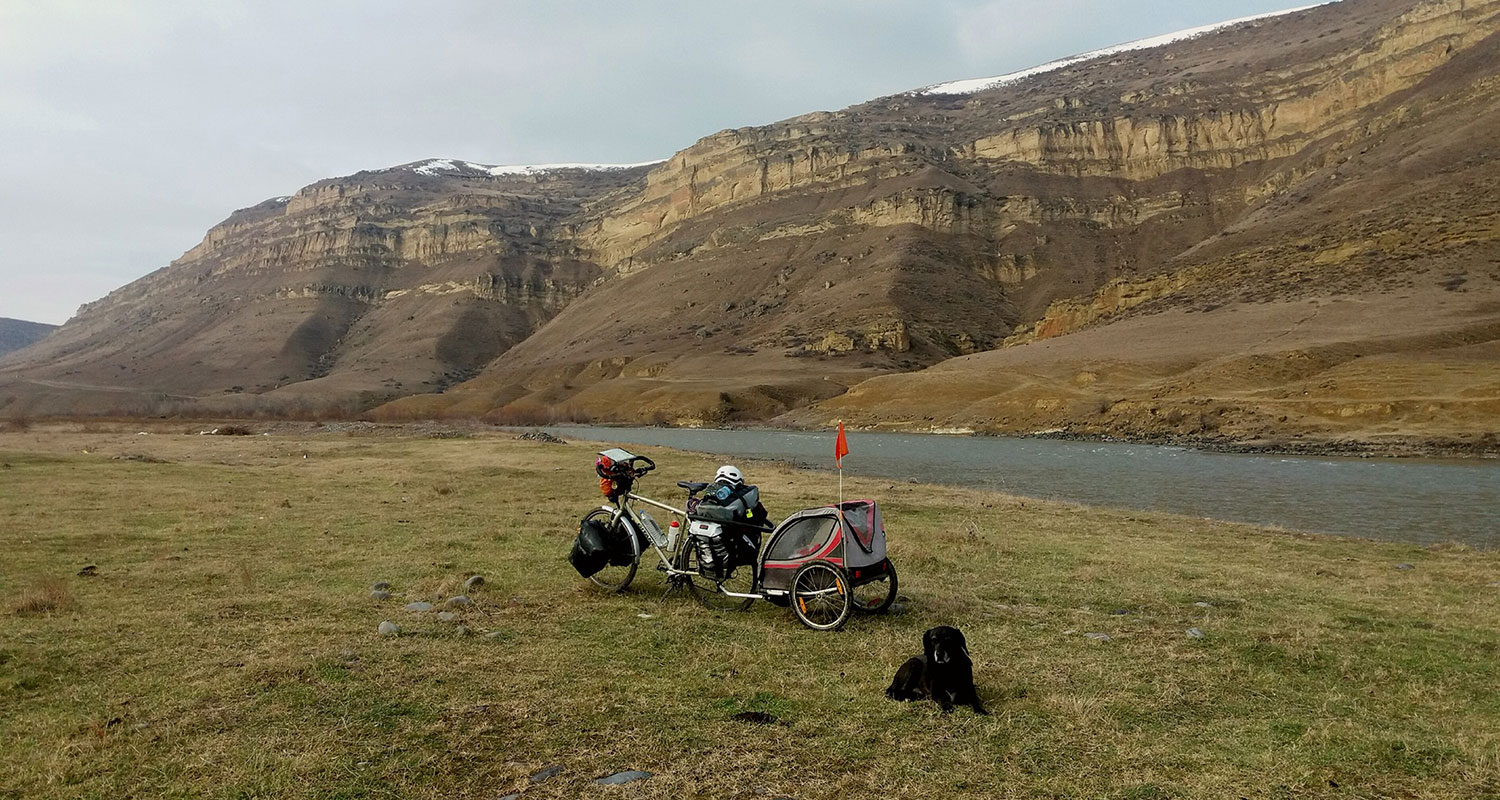 Petite pause pendant le voyage avec mon chien en Géorgie pour admirer la vue