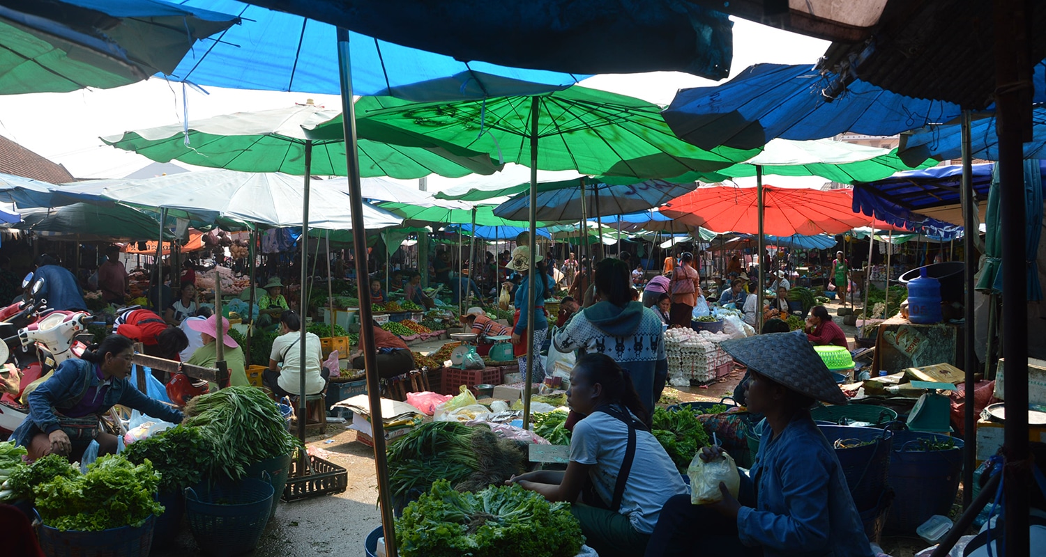 photo du marché local à luang prabang