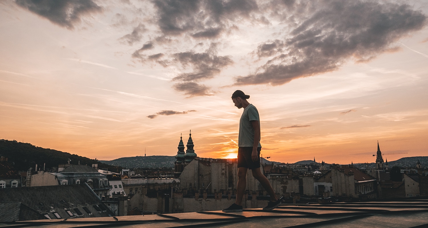 un coucher de soleil sur les toits à Budapest 