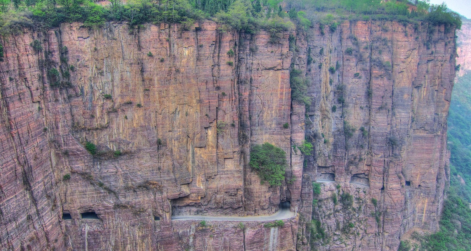 Une route incroyable à travers les montagnes en Chine