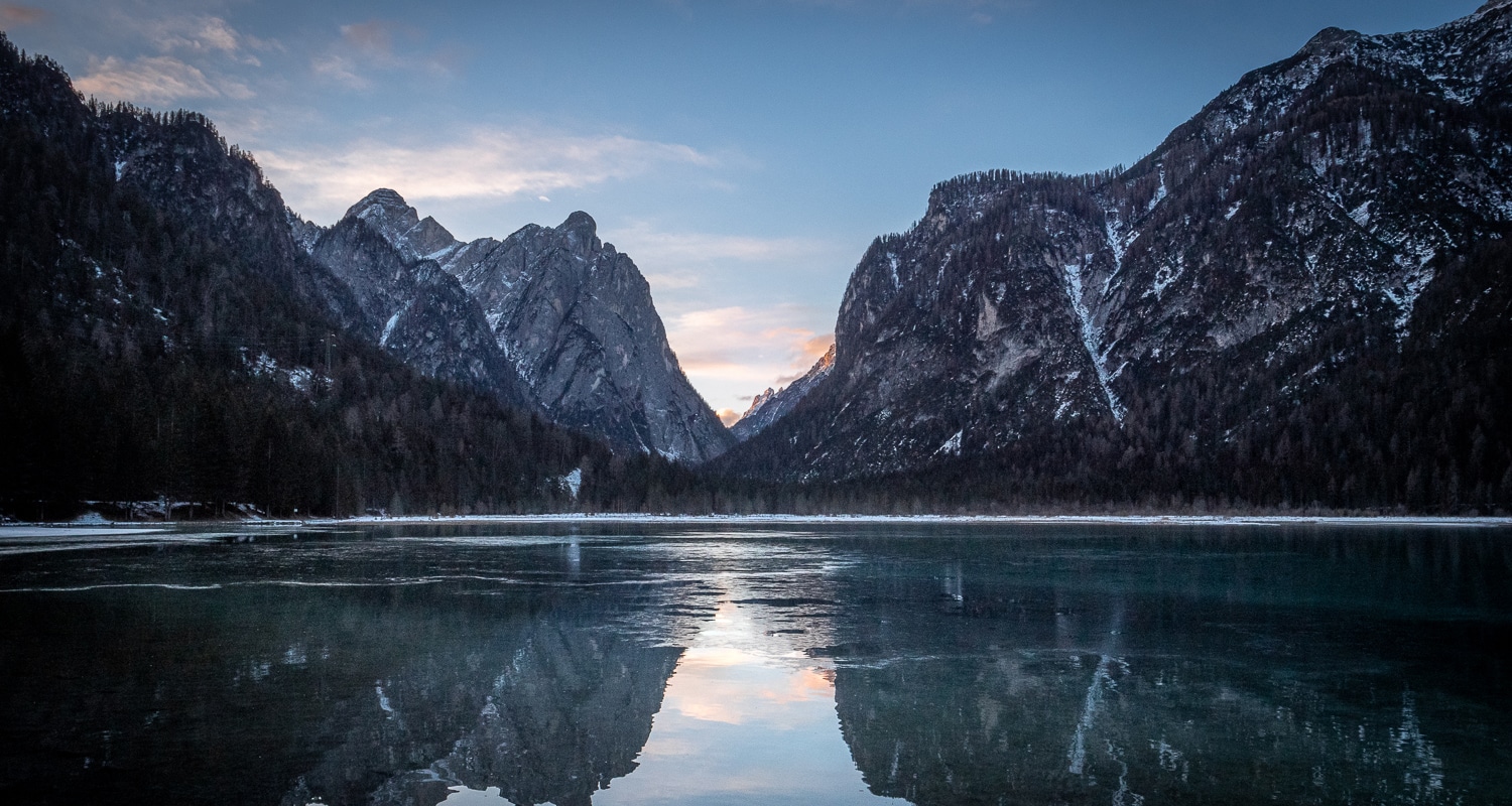 Le lac de Dobbiaco au lever du soleil