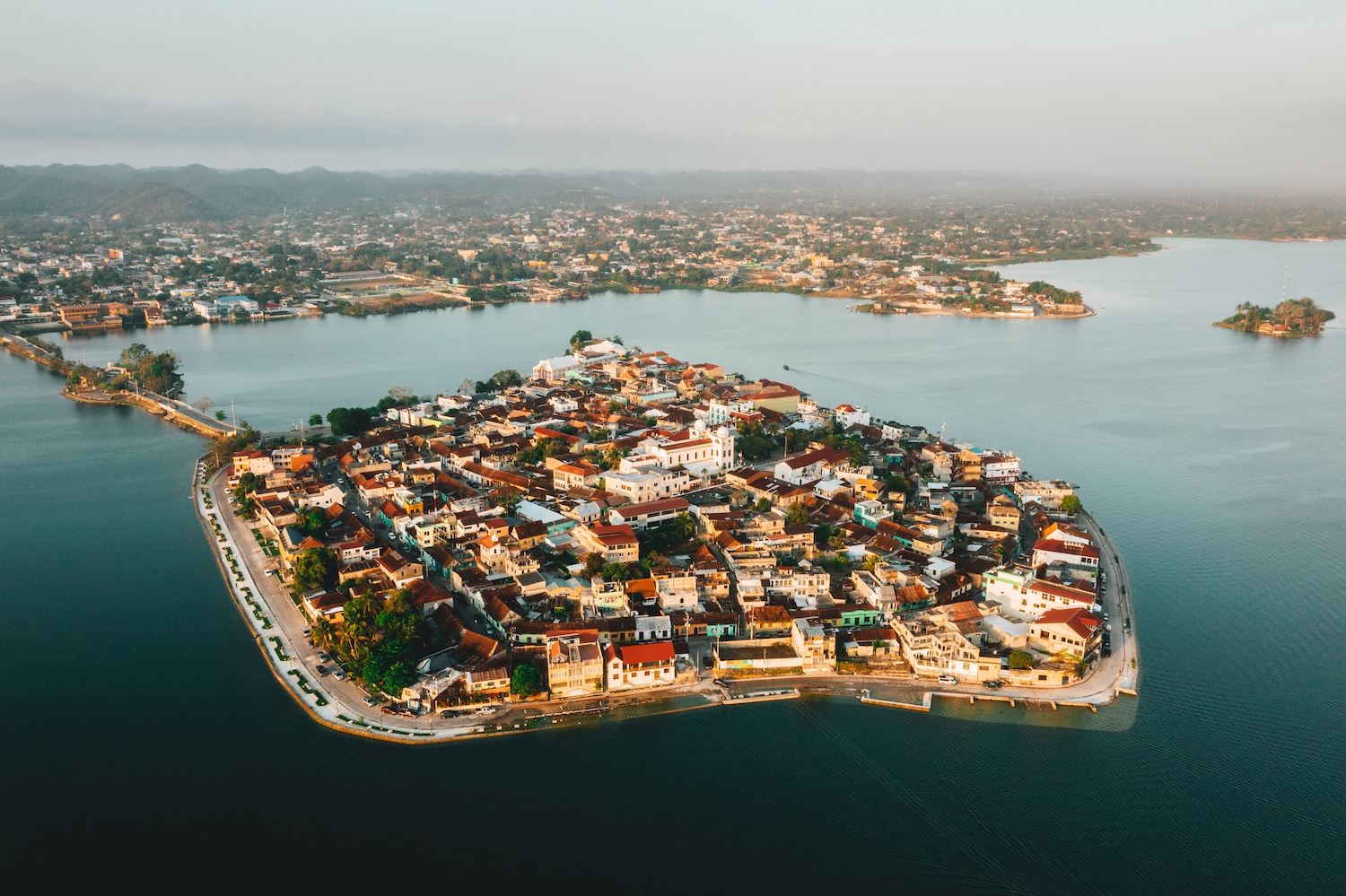 Une vue au drone de la ville de Guatemala Flores