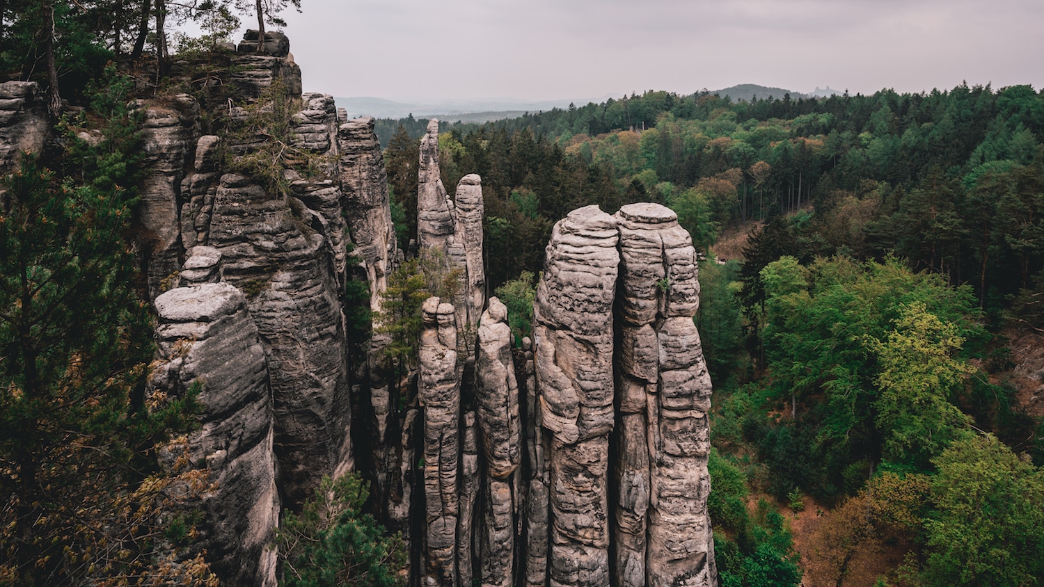 Les labyrinthes de roches de Besedice quand il fait gris