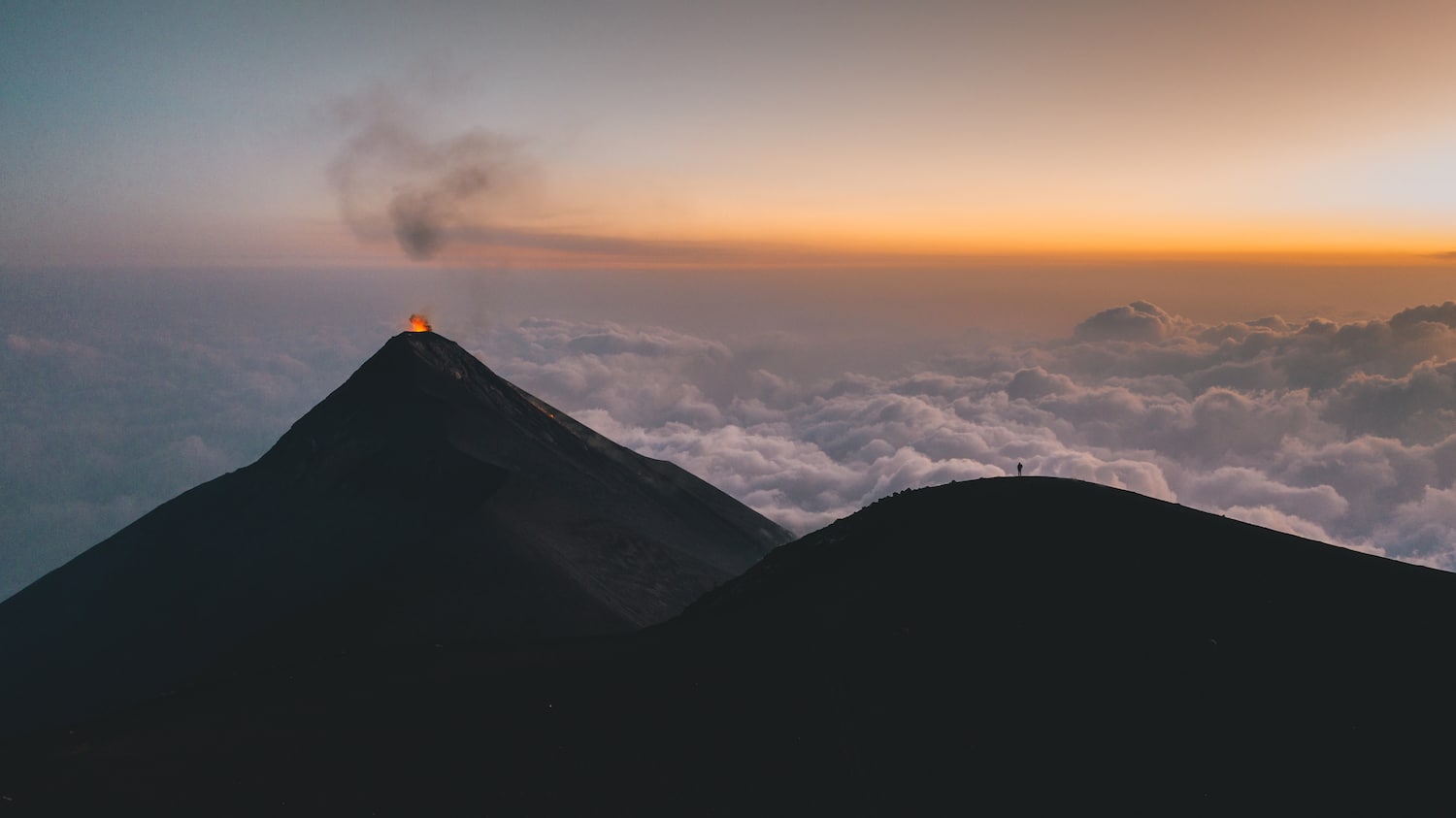 Le volcan el fuego en eruption