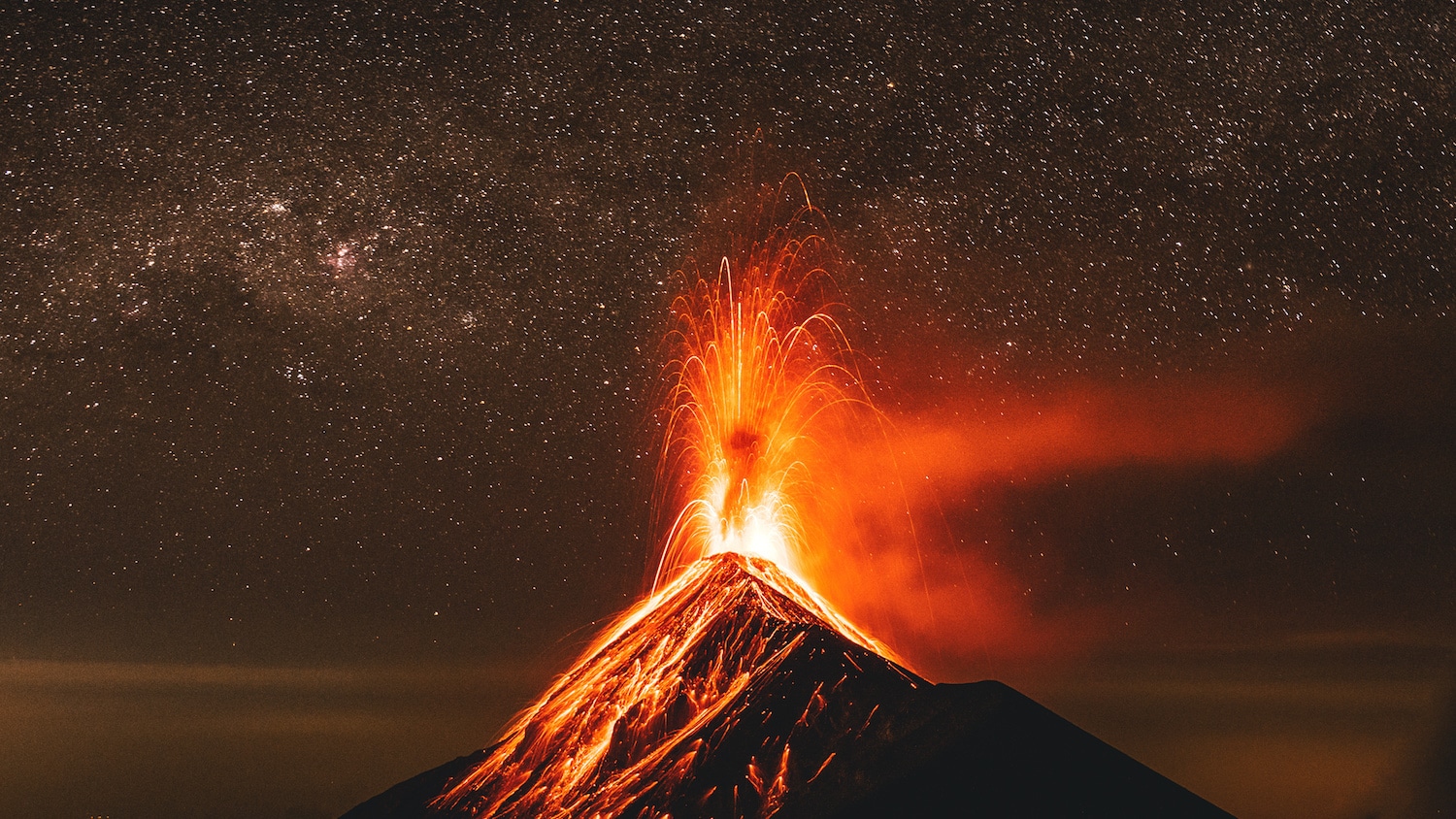 Le volcan el Fuego pris en photo pendant la nuit