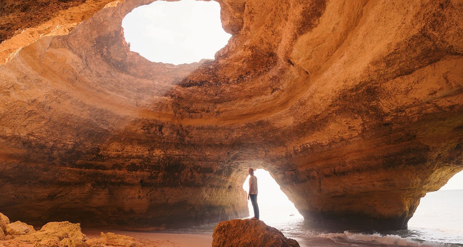 La grotte de Benagil, un des plus beaux lieux dans l'algarve