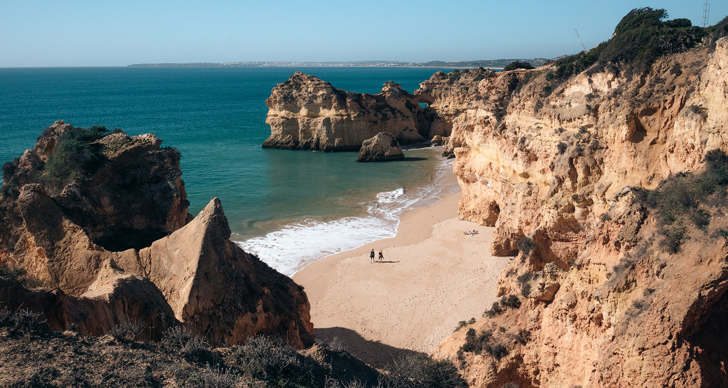 Les cotes de la plage des Três Irmãos dans l'algarve