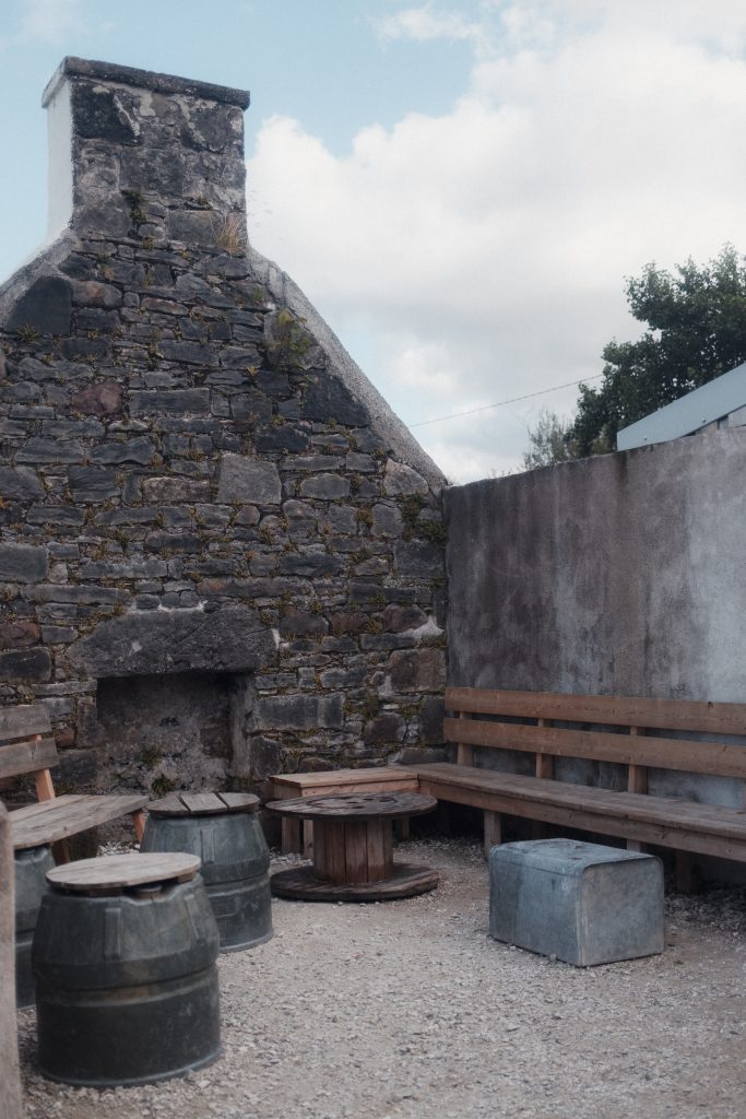 Coin café aménagé dans une maison en ruine, sur l'île de Skye