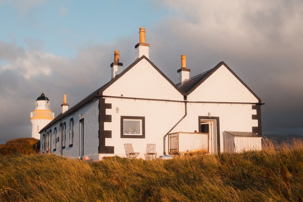 Le cottage du phare d'Eilean Sionnach, face à Isleornsay, sur l'île de Skye