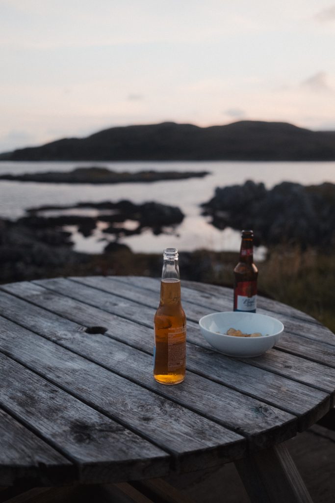 Bières au coucher du soleil face aux îlots, depuis Eilean Sionnach sur l'île de Skye