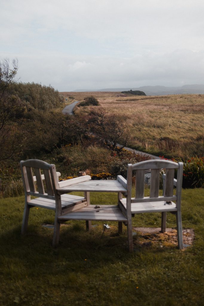 Chaises en bois face à la lande, à Ullinish House sur l'île de Skye