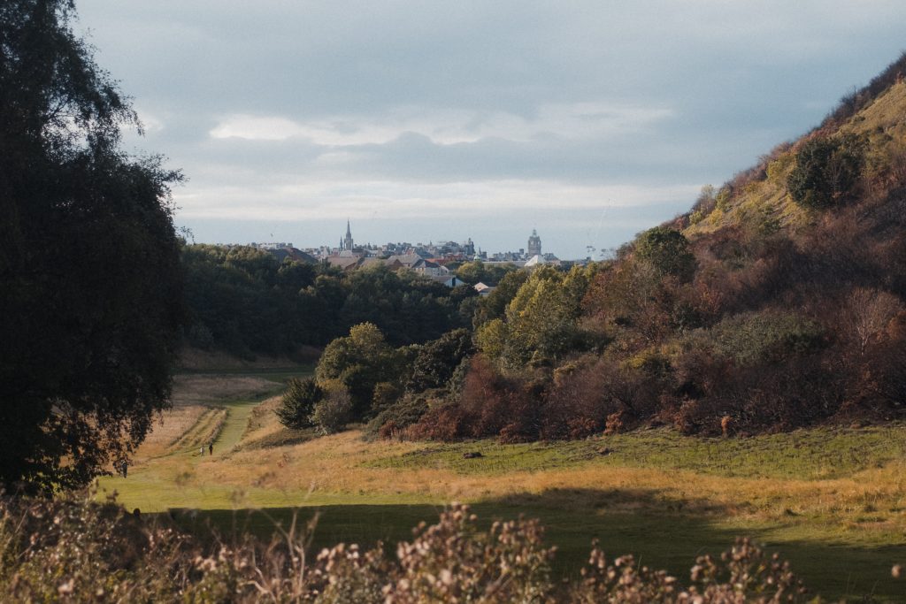 Vue sur Édimbourg et ses clochers depuis Holyrood Park, en Écosse