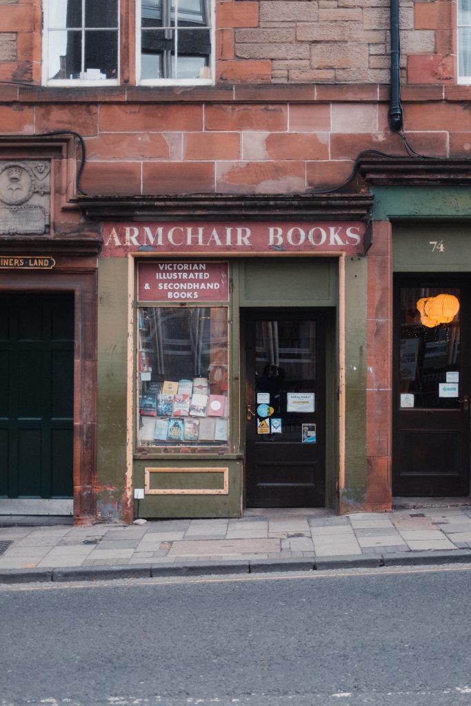 Devanture de la librairie Armchair Books, à Édimbourg