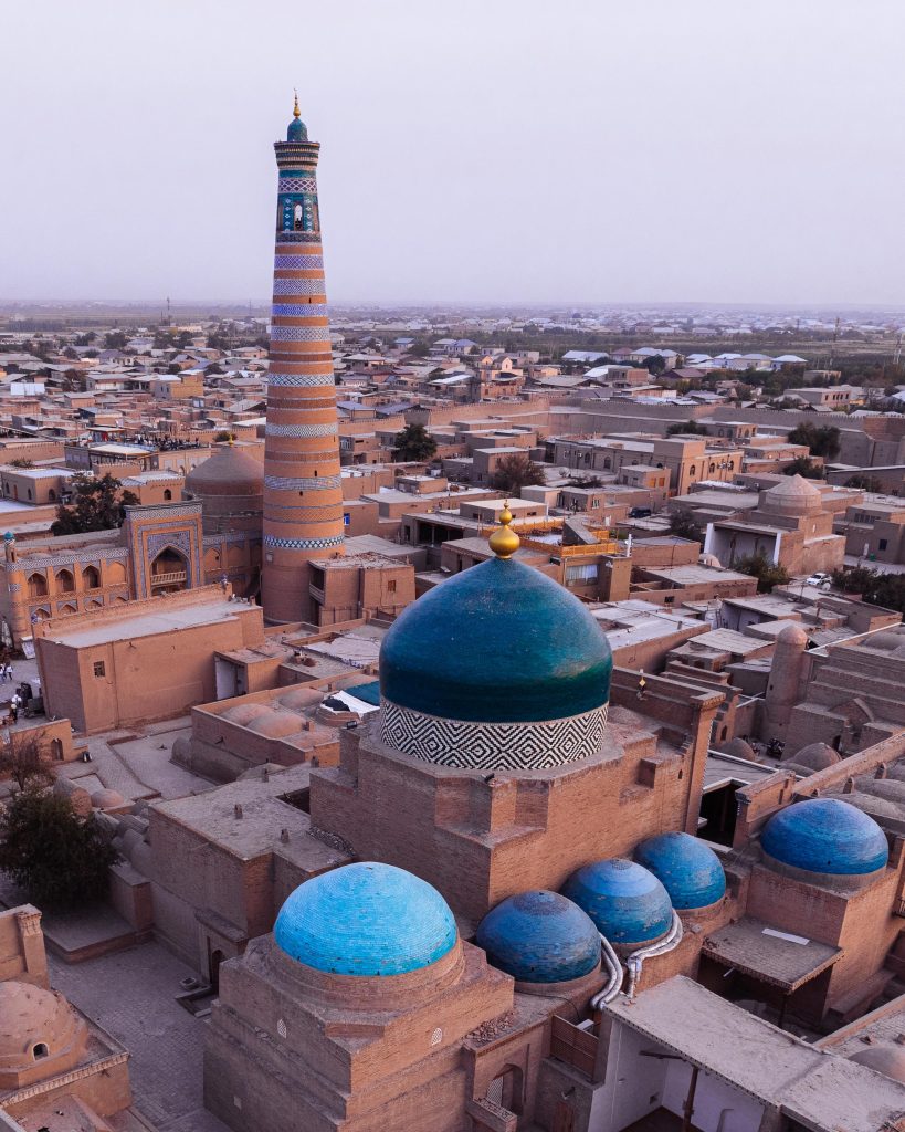 Vue aérienne de la vieille ville de Khiva et de ses remparts en terre