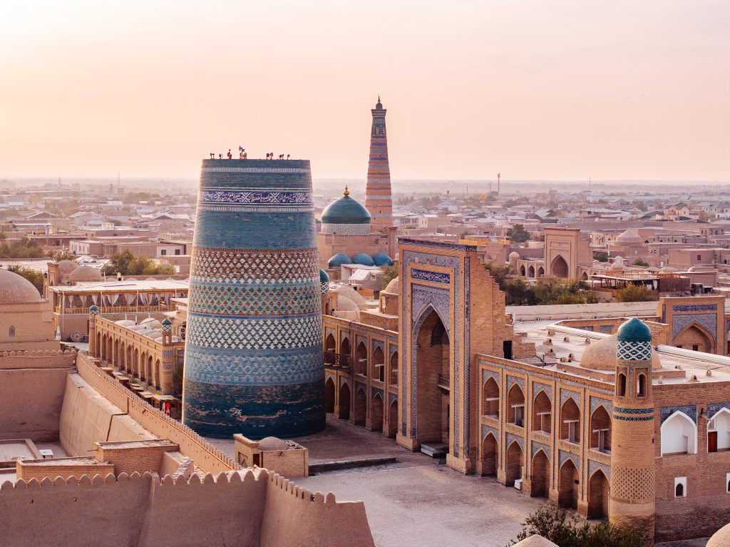 Khiva vue du ciel, ses minarets et ses coupoles au-dessus de la vieille ville