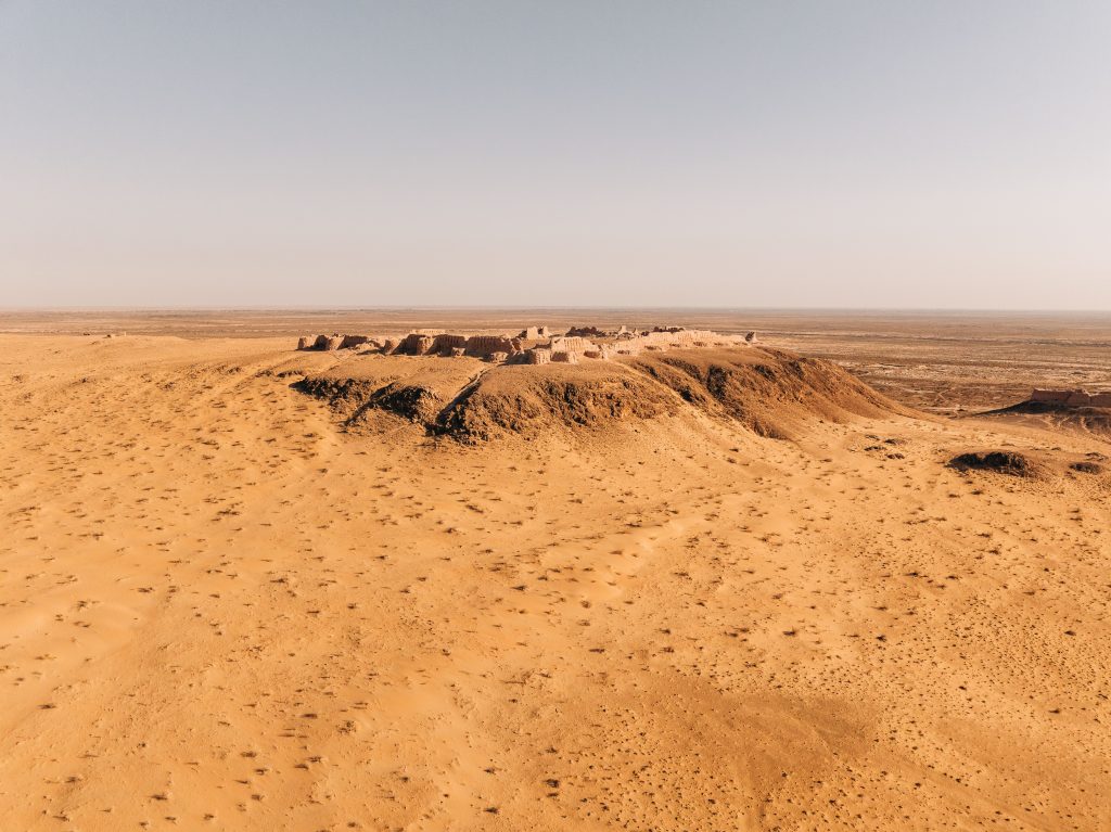 Paysage désertique du nord de l'Ouzbékistan vu du ciel, sur la route de la mer d'Aral