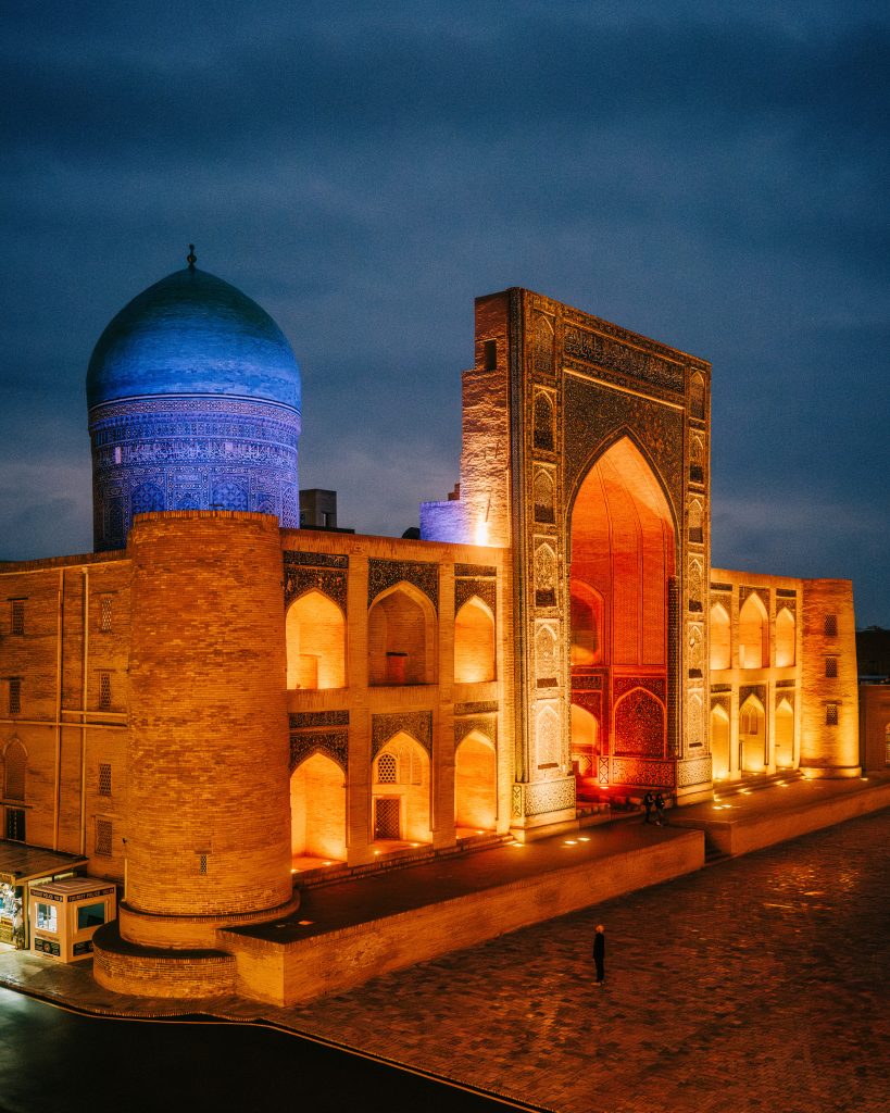 Monument de Boukhara illuminé à la tombée de la nuit