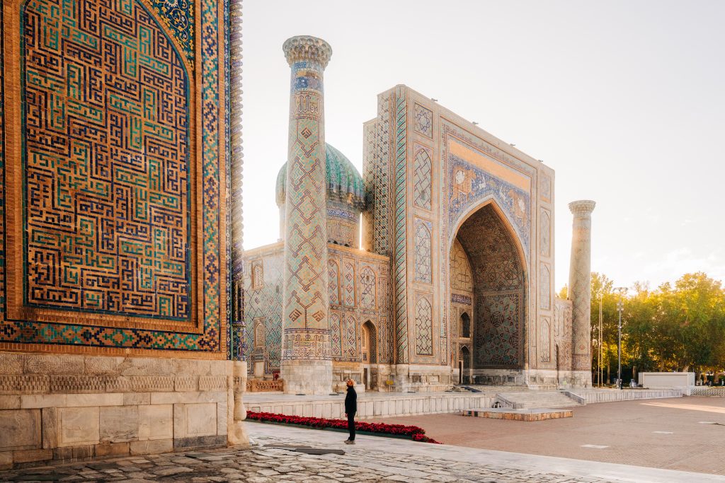 Place du Régistan à Samarcande et ses trois médersas, presque déserte à l'ouverture