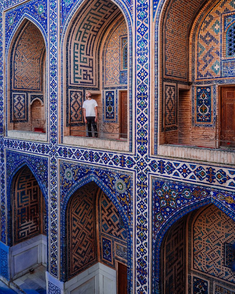 Allée de mausolées aux carreaux turquoise de la nécropole de Chakhi-Zinda à Samarcande