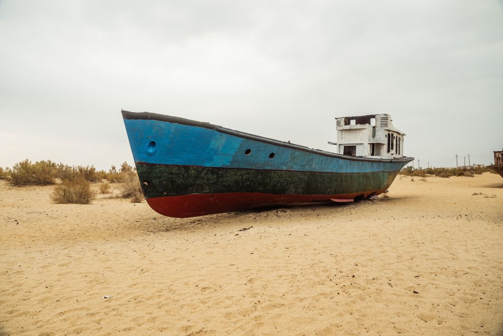 Étendue asséchée au bord de la mer d'Aral, en Ouzbékistan