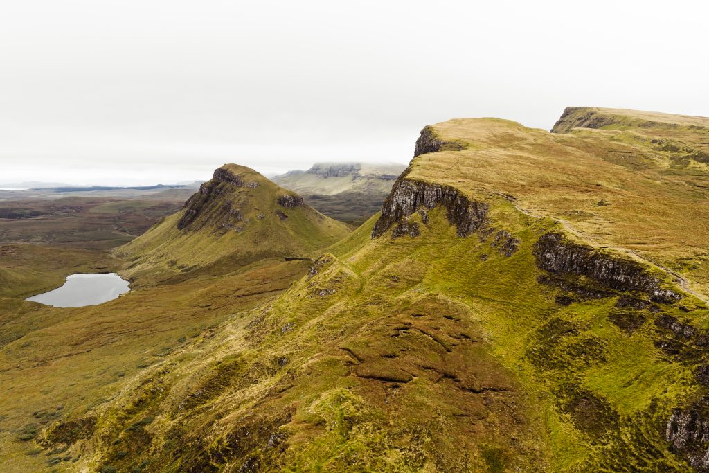 Vue aérienne des crêtes du Quiraing, sur l'île de Skye