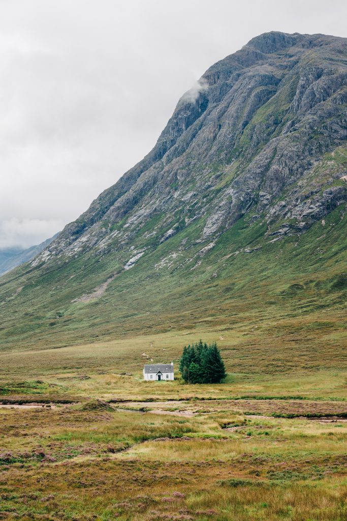 Maison blanche isolée au pied du Buachaille Etive Mòr, dans la vallée de Glencoe