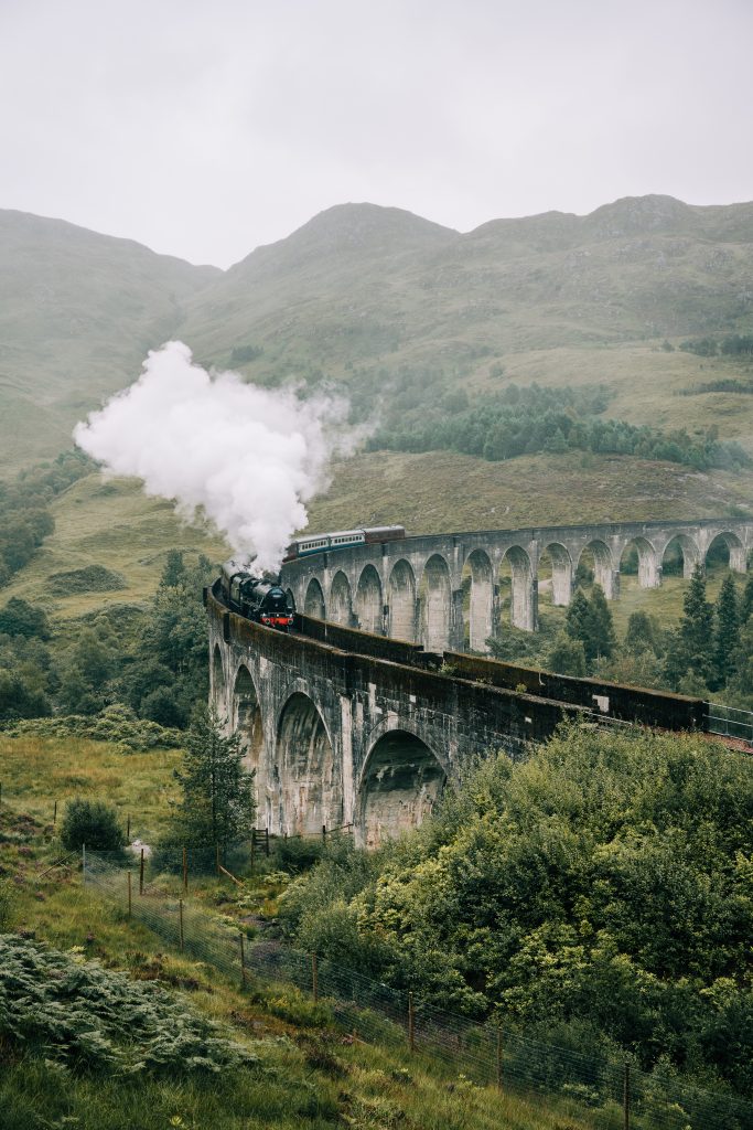Le Jacobite Steam Train sur le viaduc de Glenfinnan, un arrêt de l'itinéraire en Écosse