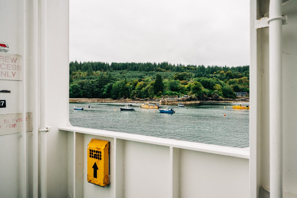 Vue sur le port de Mallaig depuis le ferry CalMac pour l'île de Skye