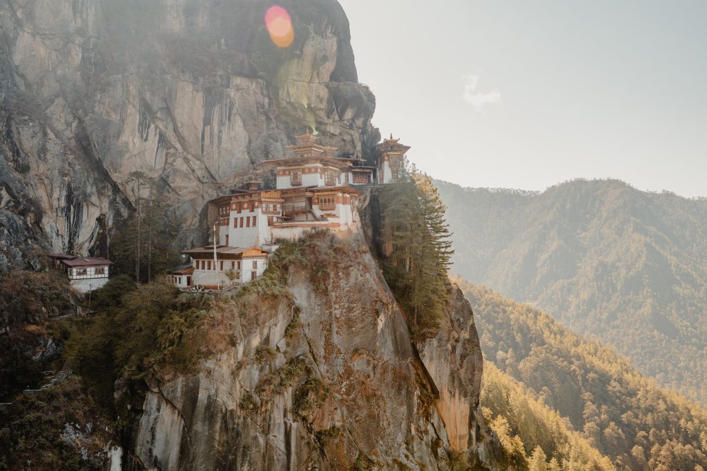 Le monastère du Nid du Tigre (Taktsang) accroché à sa falaise au-dessus de la vallée de Paro