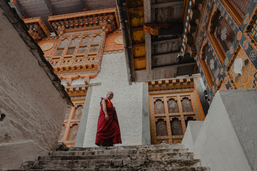Un moine dans la cour d'un dzong, au Bhoutan