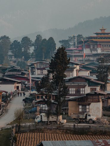 Le village et le monastère de Gangtey au pied des montagnes, au Bhoutan