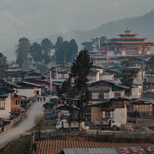 Le village et le monastère de Gangtey au pied des montagnes, au Bhoutan
