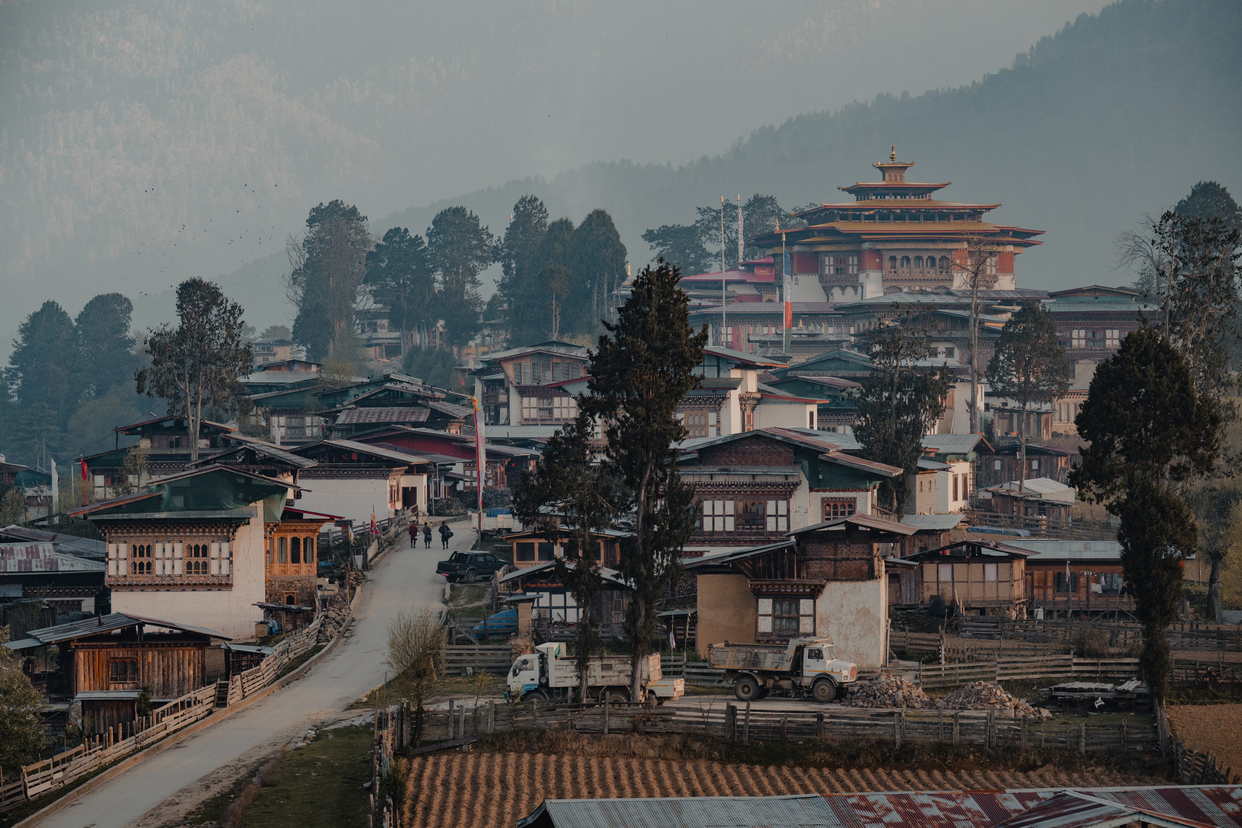Le village et le monastère de Gangtey au pied des montagnes, au Bhoutan