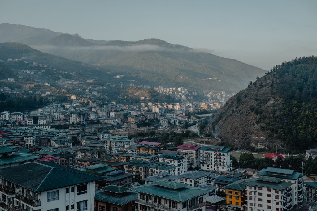 Vue sur Thimphu, la capitale du Bhoutan, nichée dans sa vallée à la tombée du jour