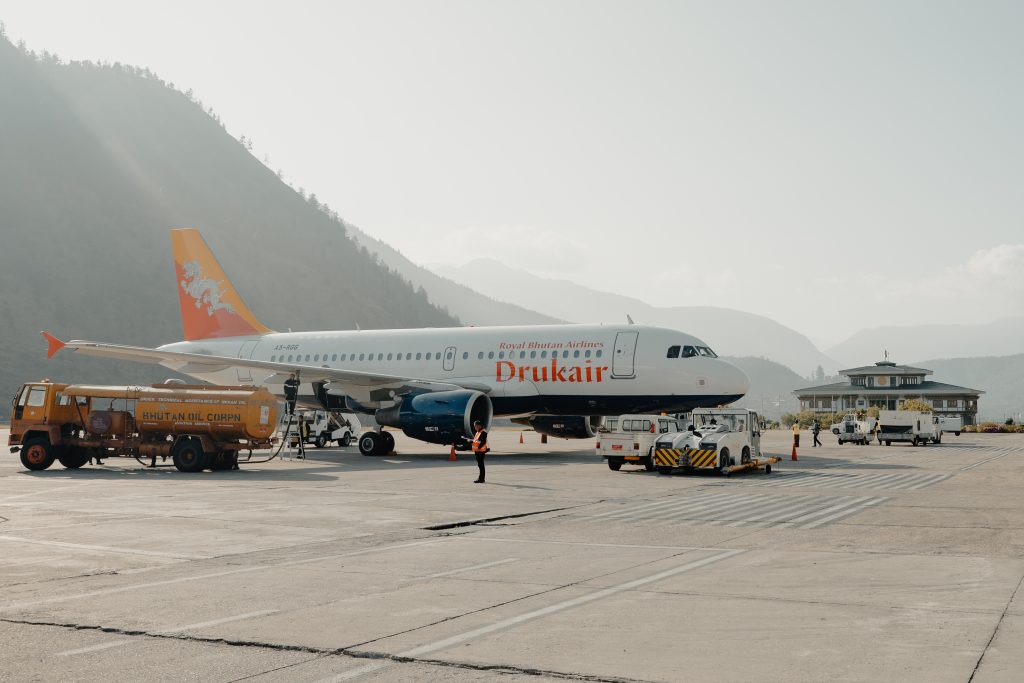 Avion de la compagnie Drukair sur le tarmac de l'aéroport de Paro, au Bhoutan