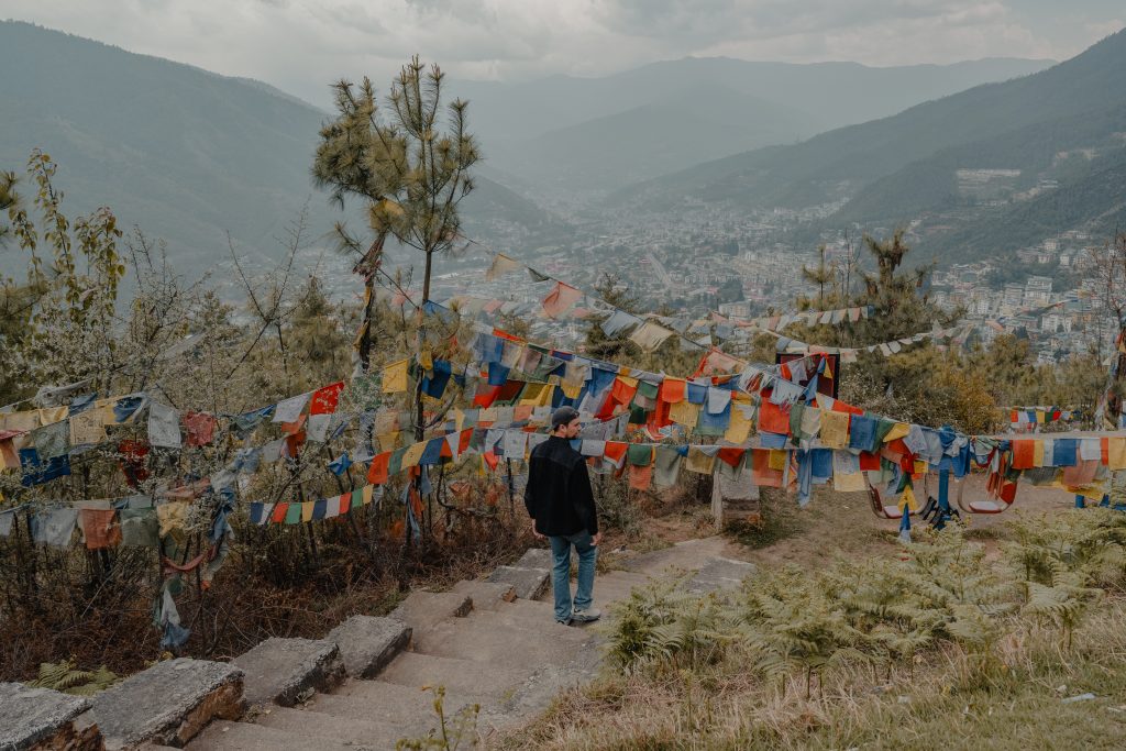 Drapeaux de prière colorés sur les hauteurs de Thimphu, au Bhoutan