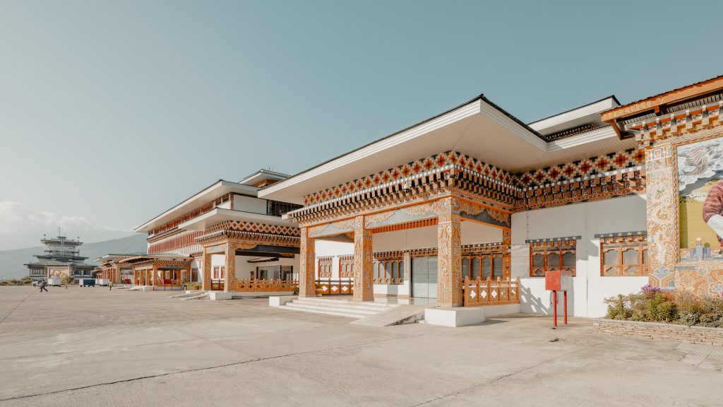 Le terminal de l'aéroport de Paro et son architecture traditionnelle bhoutanaise