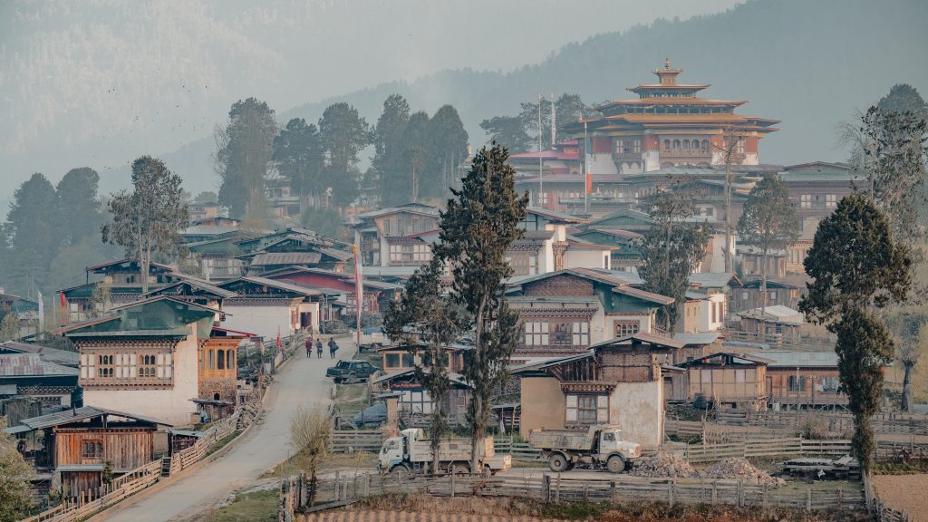 Le village de Gangtey et son monastère dans la brume, vallée de Phobjikha au Bhoutan