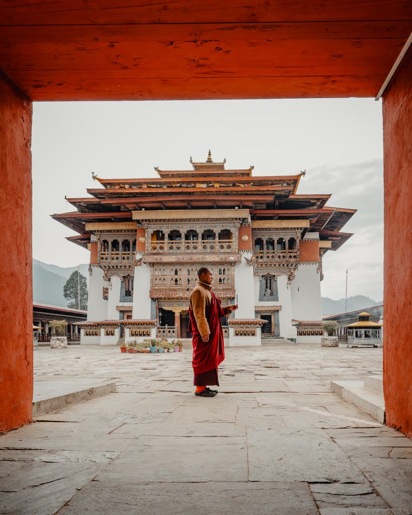 Un moine dans la cour du monastère de Gangtey, au Bhoutan