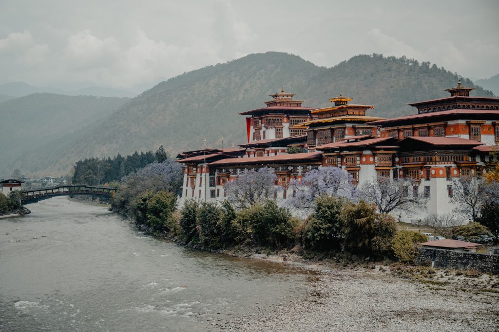 Le Punakha Dzong au bord de la rivière, au Bhoutan